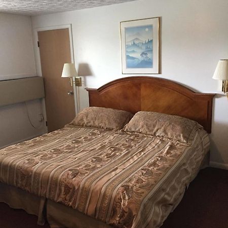 Vista Heights Inn Henrietta Bagian luar foto