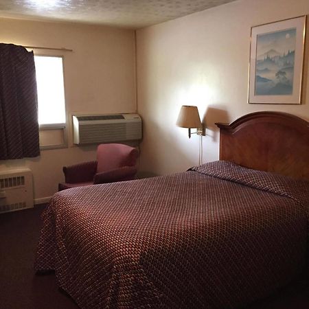 Vista Heights Inn Henrietta Bagian luar foto