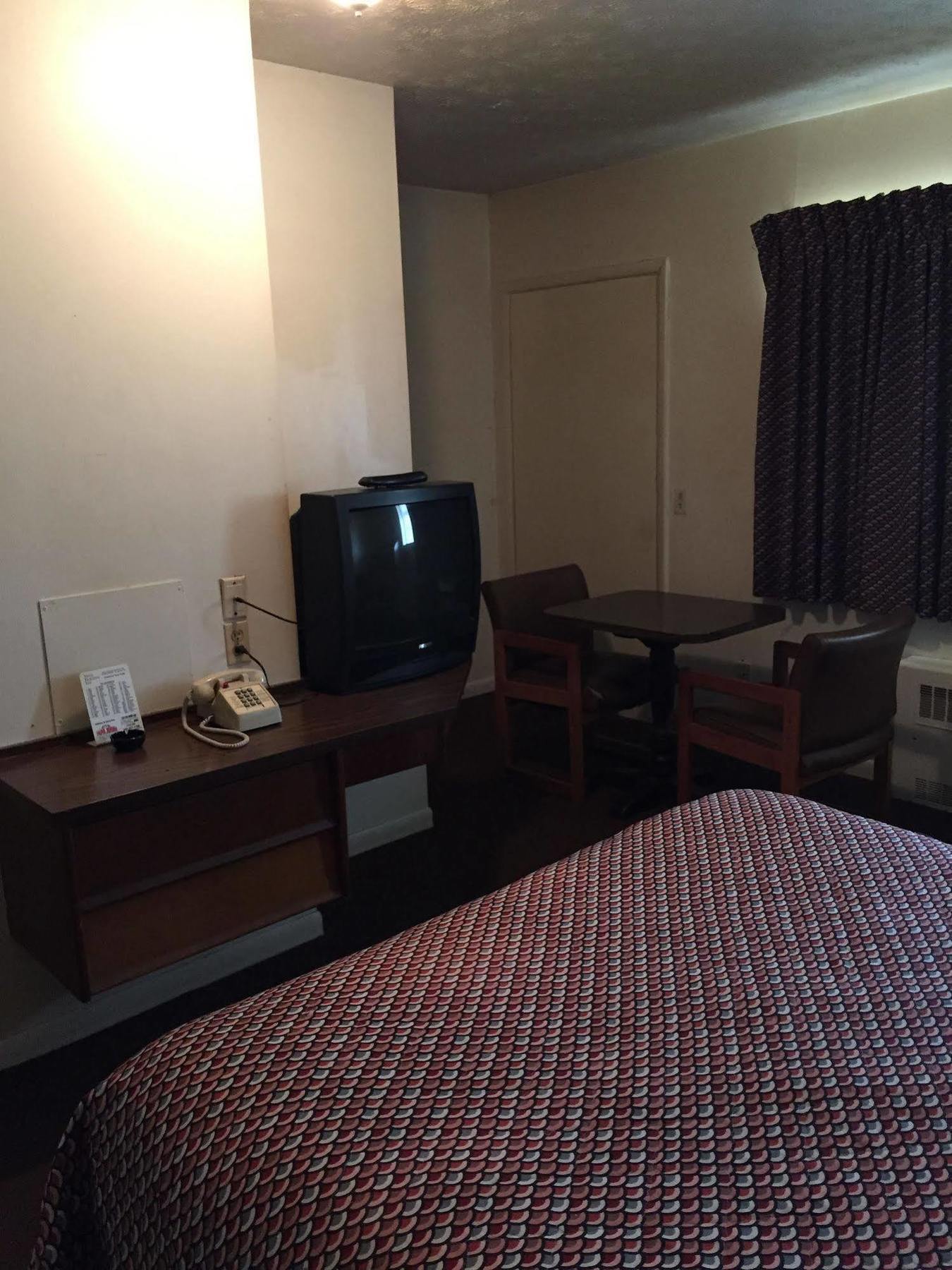 Vista Heights Inn Henrietta Bagian luar foto